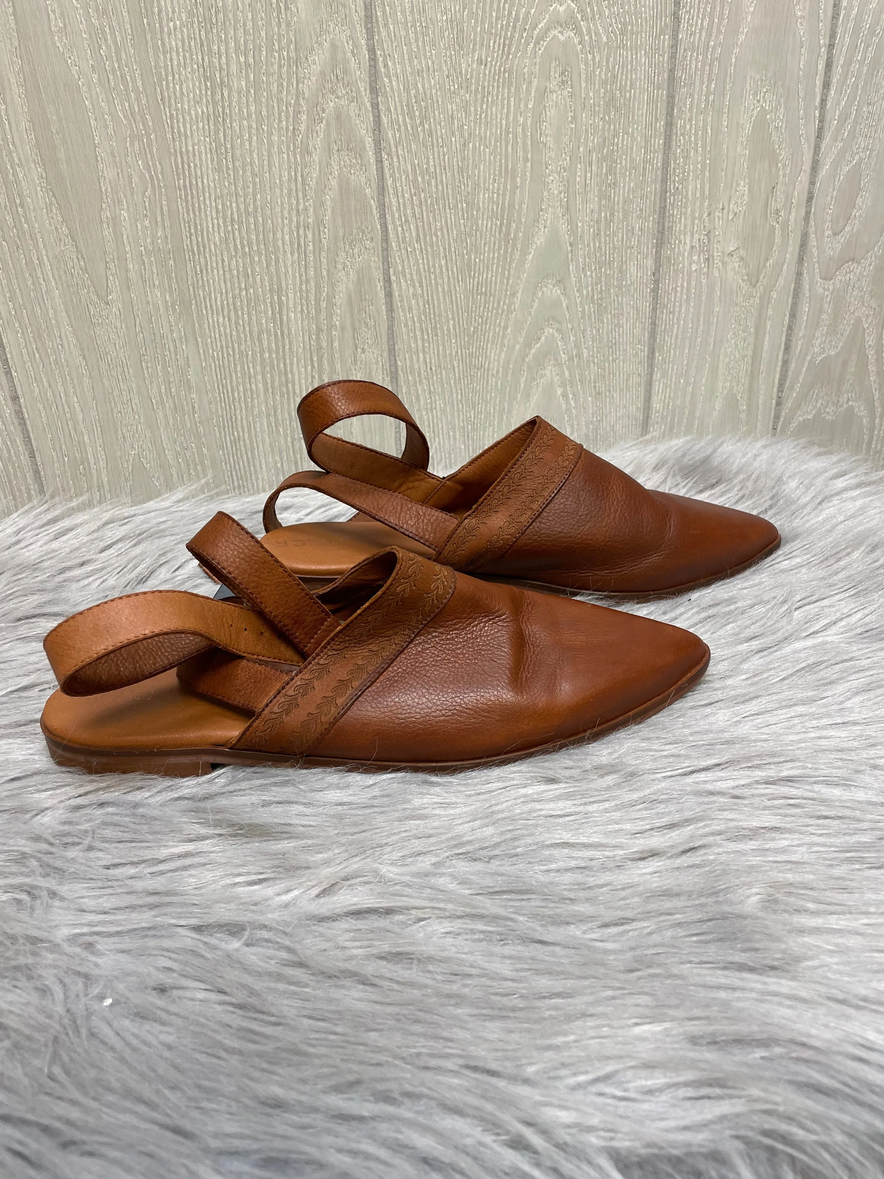 Brown Shoes Flats Pilcro, Size 9